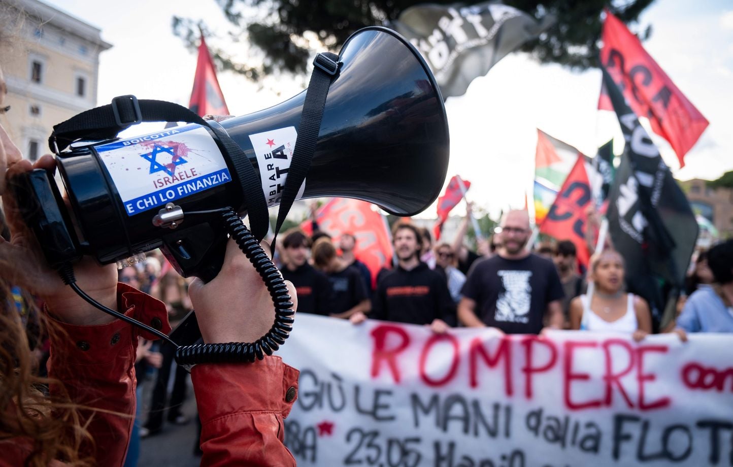 Activistas filmados encadenados y arrodillados, París convoca al embajador israelí Activistas filmados encadenados y arrodillados, París convoca al embajador israelí